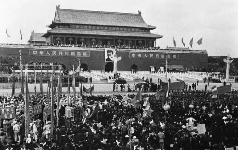 一九四九年十月一日,人们在北京天安门广场参加开国大典。