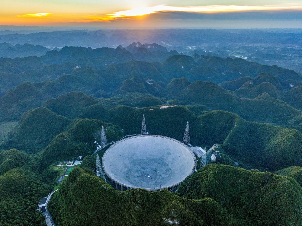 “中国天眼”全景(维护保养期间拍摄)。新华社记者 欧东衢 摄