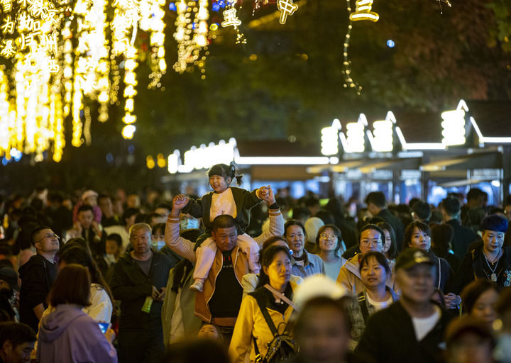 图为9月29日,游客在宁夏银川文化城凤凰幻城游玩。(新华社记者 杨植森 摄)
