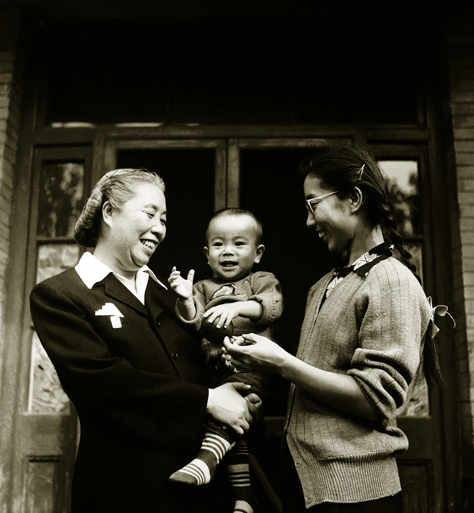 1954年,童年周令飞与祖母、母亲。本文图片均为 受访者供图