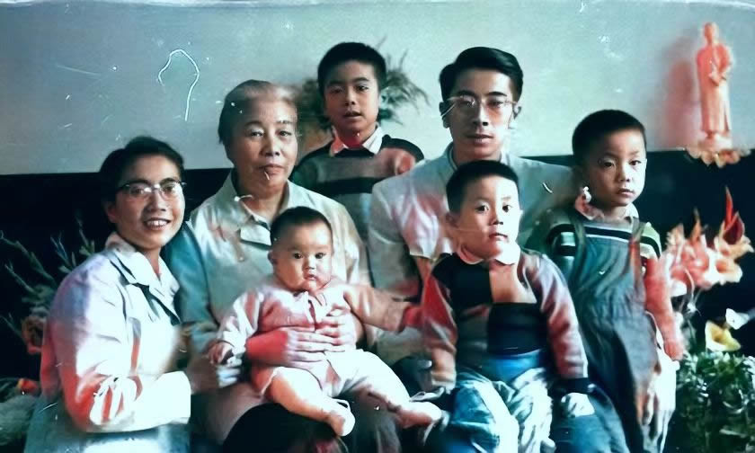 1961年,许广平和儿孙。