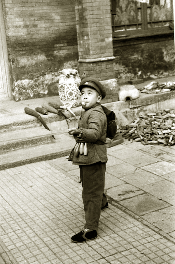 1960年,小时候的周令飞穿军装。