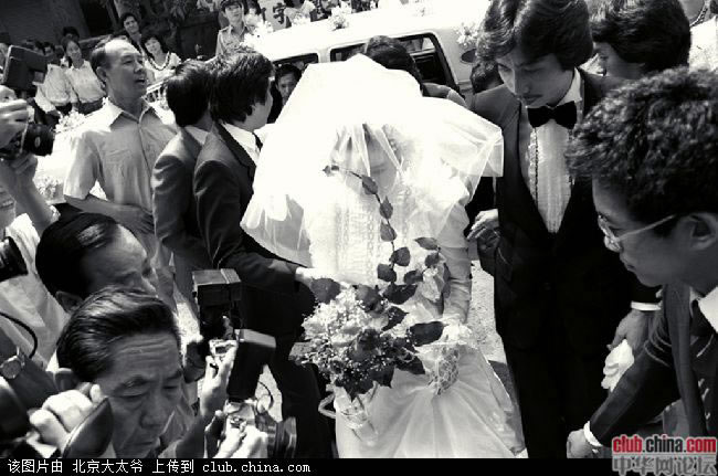1982年,周令飞在台北结婚。