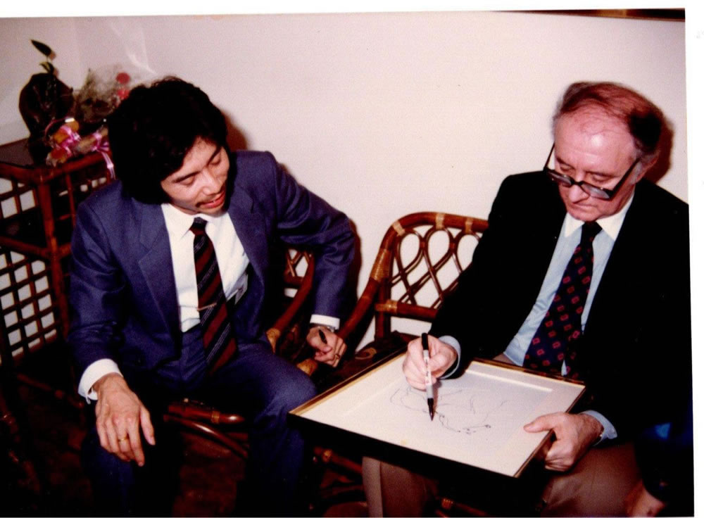 1983年,周令飞在台北巨匠画廊会见法国当代画家。