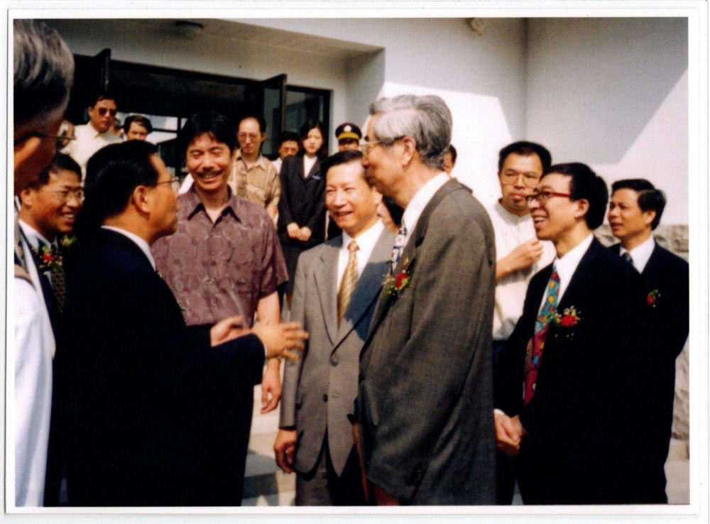 2001年,周令飞和父亲周海婴访问上海鲁迅纪念馆。