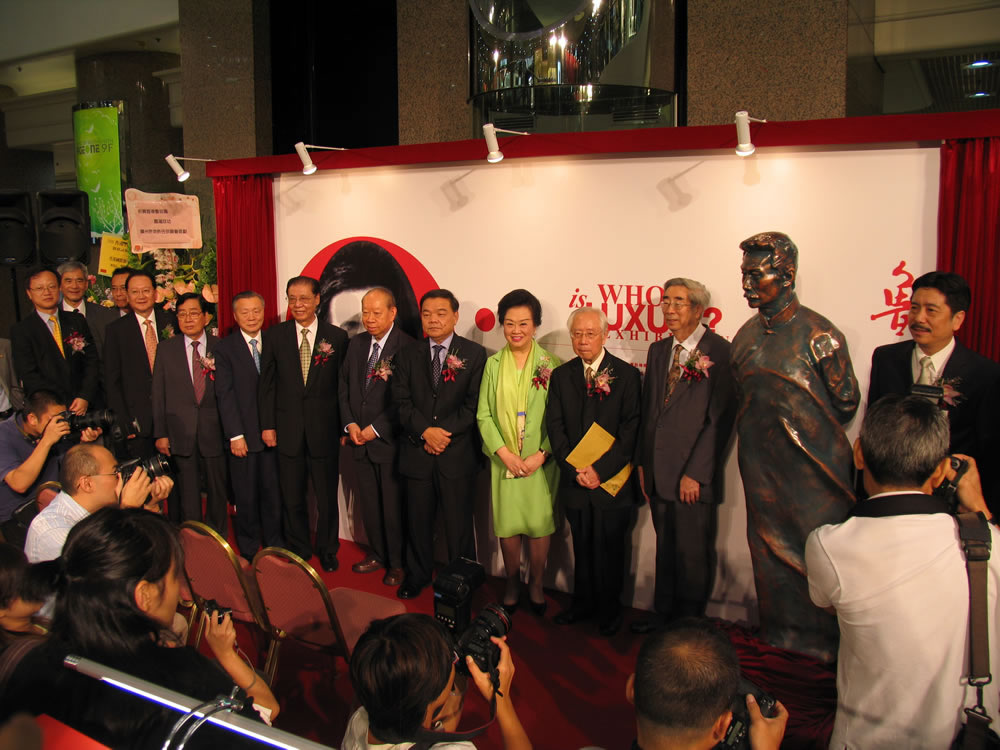 2006年9月,香港铜锣湾时代广场一层中庭举办《鲁迅是谁——纪念鲁迅到港80周年图片展览》。
