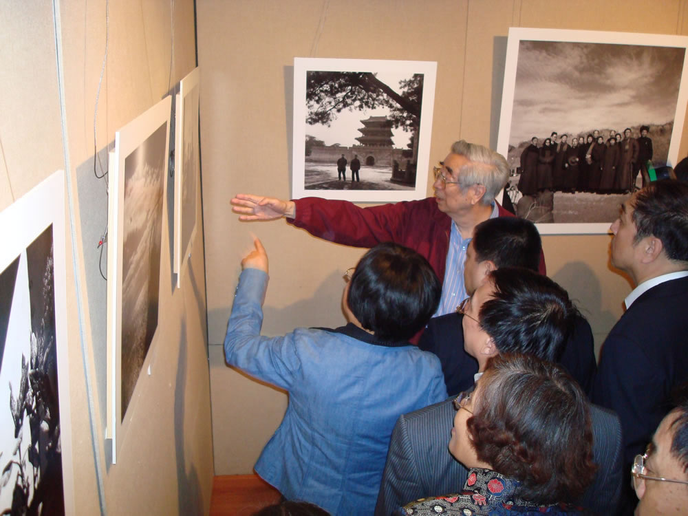 2008年,北京周海婴摄影展请柬。