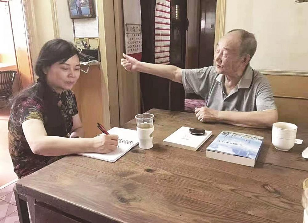 谢卫群(左) 上海市浦东新区政协委员,人民日报高级记者