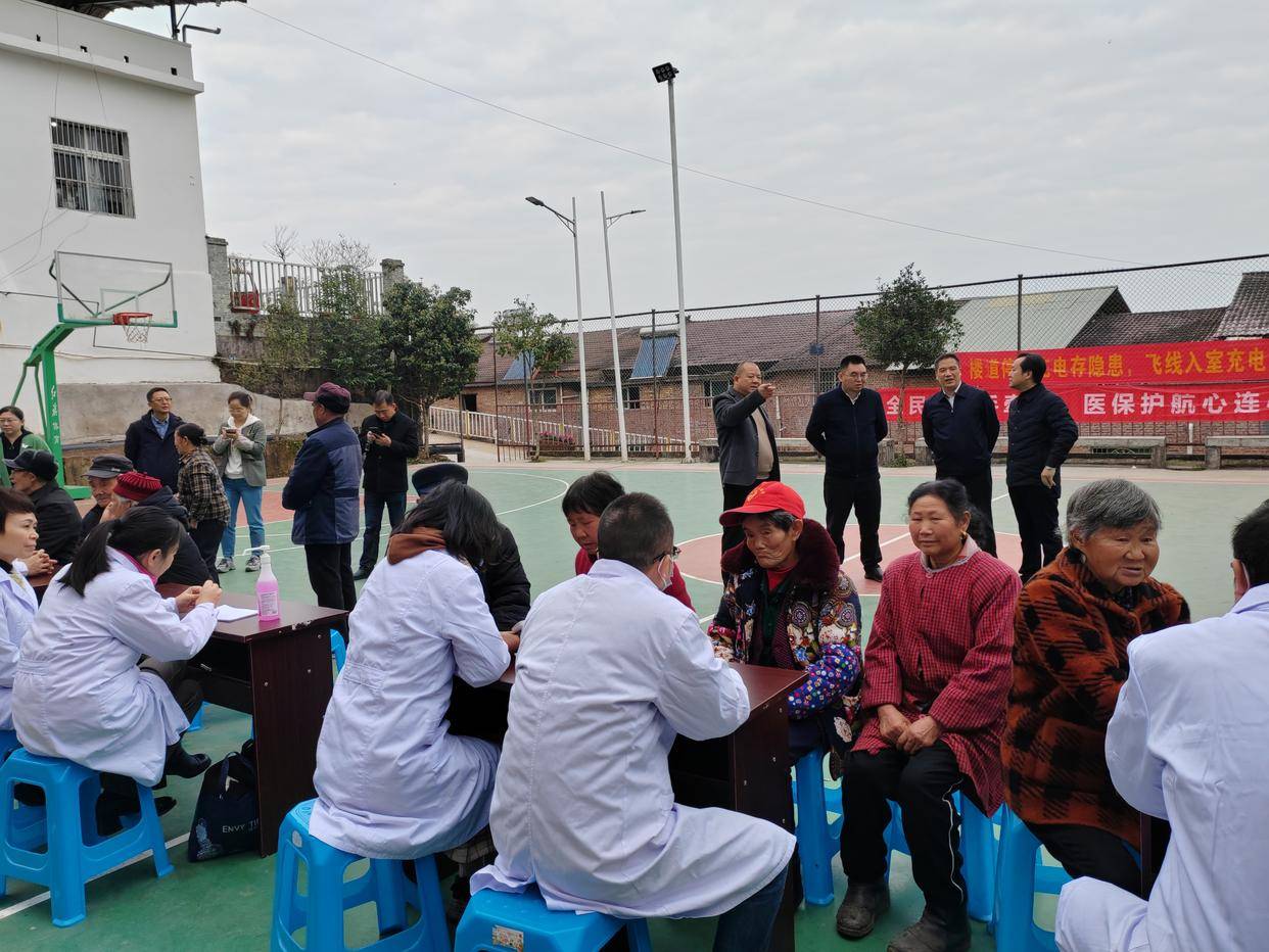 把健康服务送到百姓家门口——九三学社开州区支社开展专家义诊活动