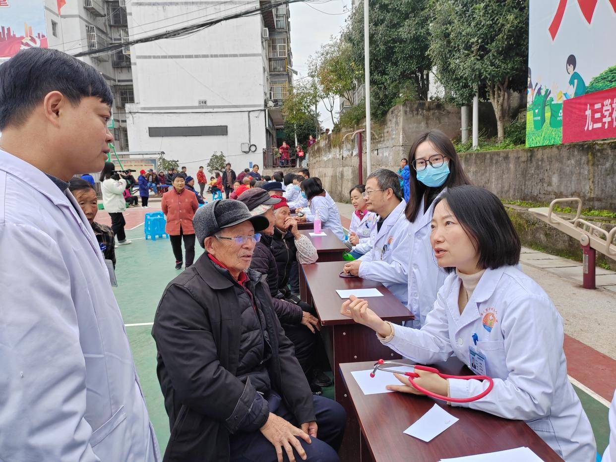 把健康服务送到百姓家门口——九三学社开州区支社开展专家义诊活动