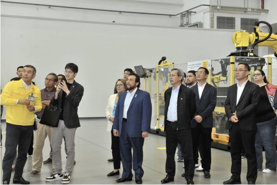 萨尔瓦多客人访问发那科，了解工业机器人发展。