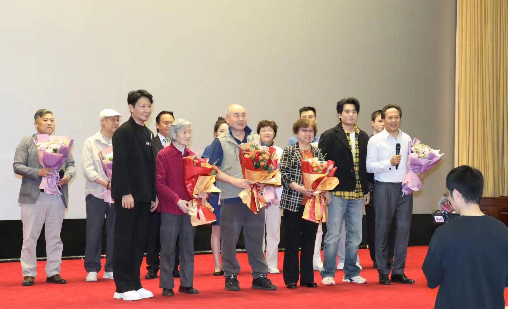 姜万富妻子赵军花（一排右三）也参加了电影首映礼 金松 摄