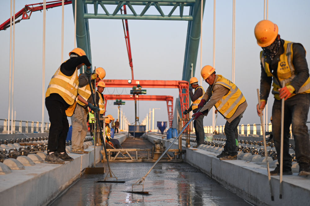 2024年3月20日，中铁三局建设者在沪苏湖铁路东苕溪特大桥上施工。沪苏湖铁路起自上海虹桥站，途经江苏省苏州市，终至浙江省湖州市湖州站。项目建成运营后，将进一步完善区域路网布局，促进沿线经济社会发展和长三角一体化高质量发展。新华社记者 黄宗治 摄