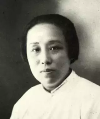 何香凝（1878—1972年），民革主要创始人之一，历任民革第一、二届中央常委，第三届中央副主席，第四届中央副主席、主席。曾任中华人民共和国中央人民政府委员，全国人大常委会副委员长，全国政协副主席，华侨事务委员会主任委员，中国美术家协会主席，中华全国妇女联合会名誉主席。