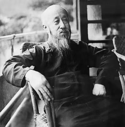 沈钧儒(1875-1963年)，民盟创始人之一，曾任民盟中央主席。历任中华人民共和国中央人民政府委员、最高人民法院院长、全国人大常委会副委员长、全国政协副主席等职。