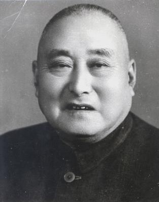 黄炎培(1878-1965年)，民盟、民建创始人之一。历任民建理事、常务理事，民建全国会务推进委员会委员、常委，民建总会委员会主任委员，民建第一、二届中央委员会主任委员。曾任政务院副总理兼轻工业部部长、全国人大常委会副委员长、全国政协副主席。中华职业教育社创始人、理事长。