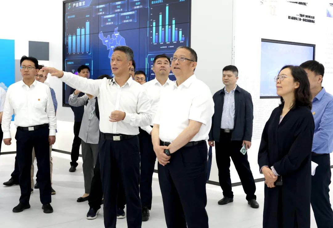 调研组在江苏省产业技术研究院调研。