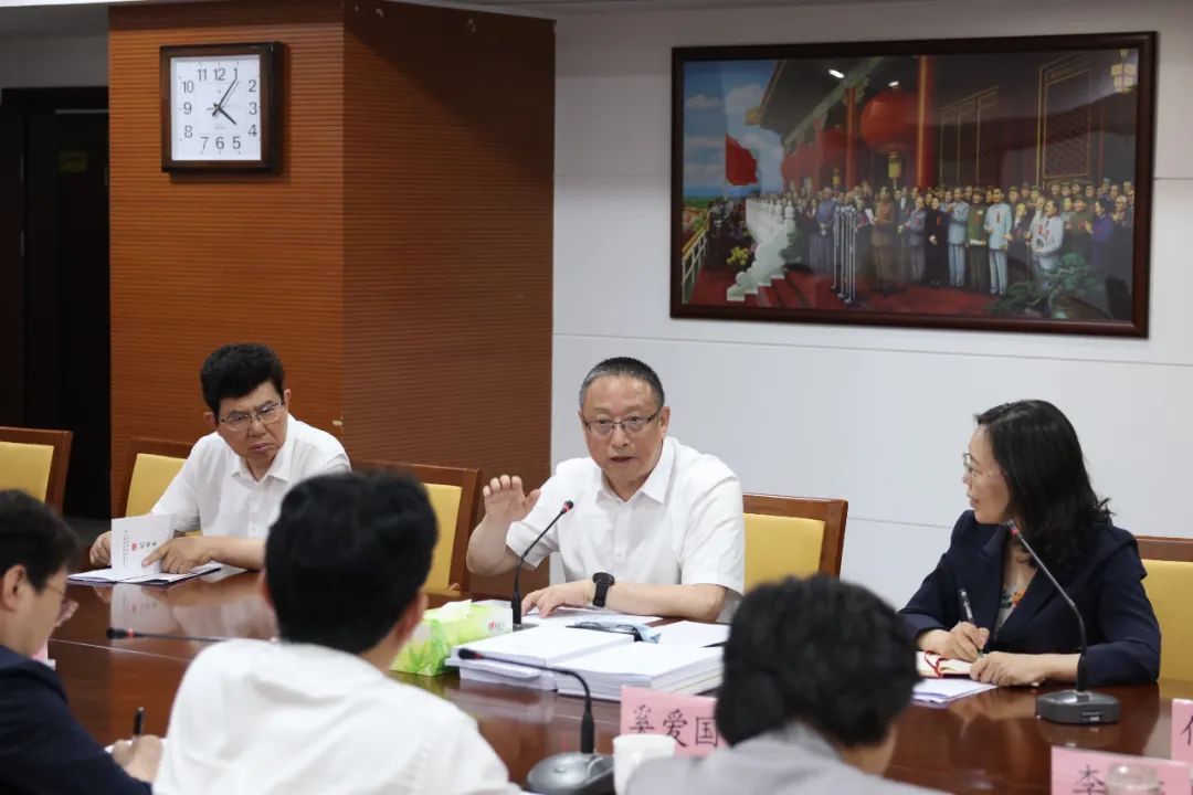 郑建邦一行与江苏民革党员代表、机关干部座谈。