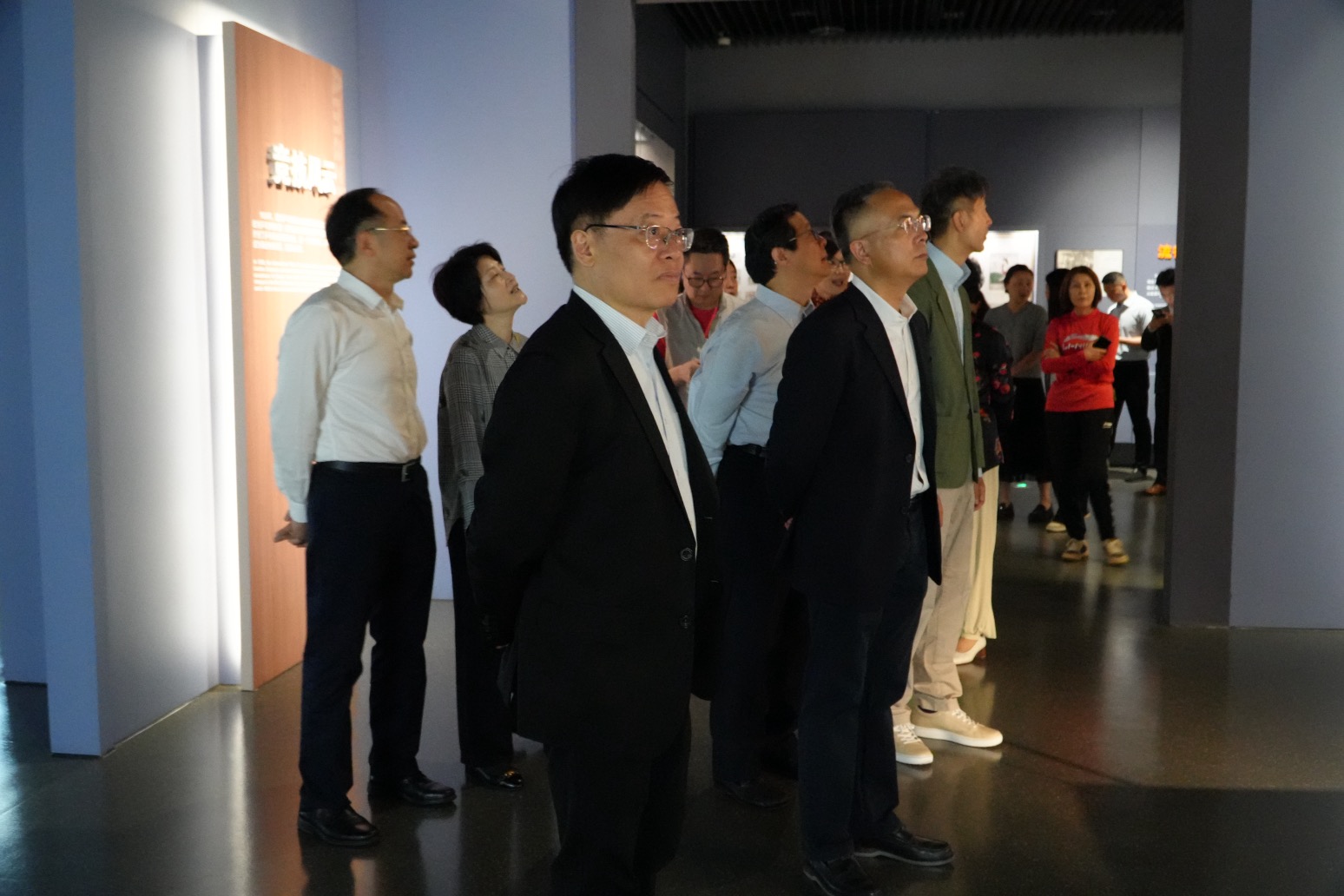 委员们在中国乒乓球博物馆学习考察 游思静 摄
