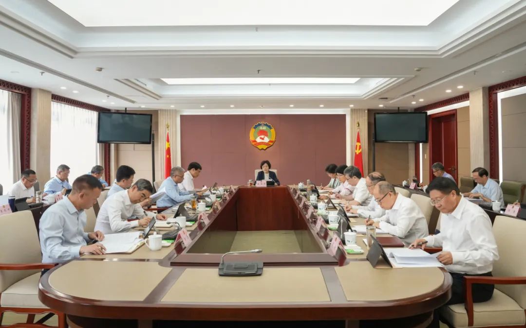 5月27日,市政协召开党组扩大会议,市政协党组书记、主席程丽华主持会议并讲话。柯俊彬 摄