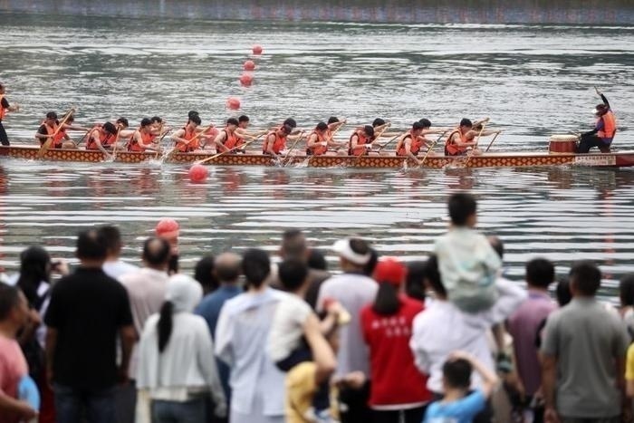 6月8日，龙舟代表队在湖南省资兴市东江湾水上运动中心进行比赛。图片来源：IC photo