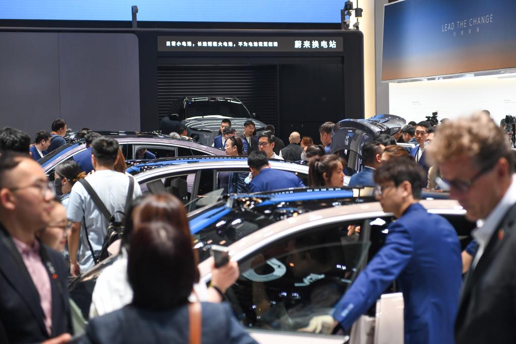 在2024北京车展上，参观者在蔚来汽车展台参观电动汽车换电站演示。新华社记者鞠焕宗摄