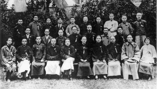 图为1924年5月5日，国民党上海执行部举行庆祝孙中山就任非常大总统三周年纪念活动时合影，后排左二为毛泽东