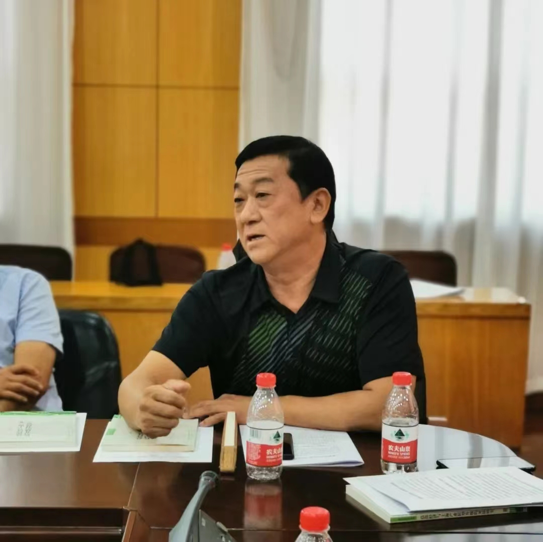 图为翁联辉在黄浦区政协会议上建言区域经济转型