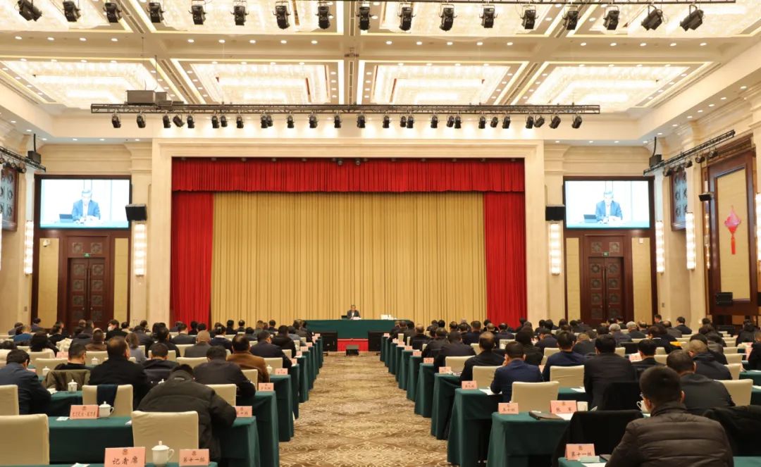 11月27日,全国政协副主席梁振英在乌鲁木齐开展“打造中药材贸易平台”专题讲座。郭冰摄