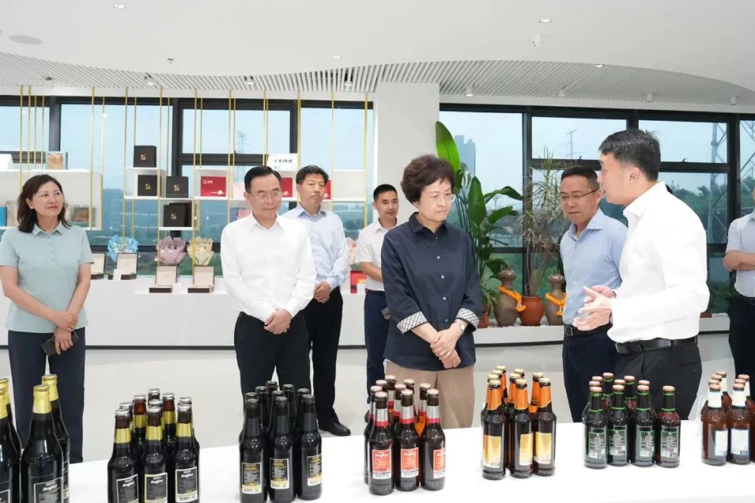 市政协党组书记、主席程丽华在重庆枢纽港产业园国际物流枢纽展厅调研。柯俊彬 摄