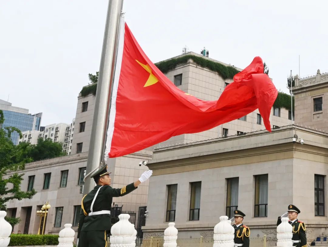 7月1日，全国政协机关在全国政协礼堂（中共八大会址）前举行升国旗仪式，庆祝中国共产党成立103周年。贾宁 摄