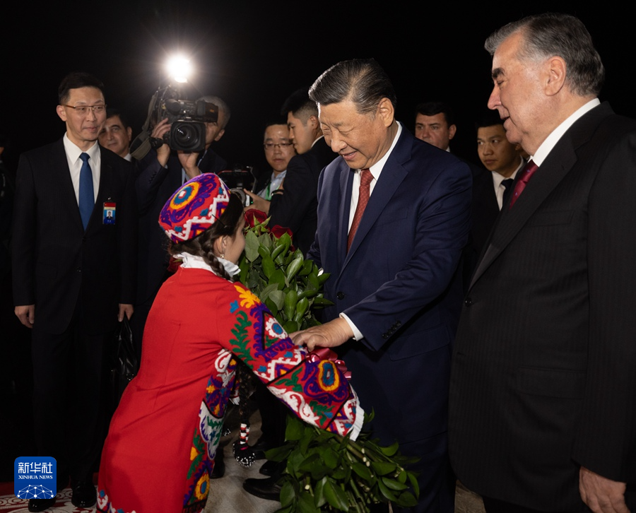 当地时间7月4日晚，国家主席习近平乘专机抵达杜尚别，应塔吉克斯坦共和国总统拉赫蒙邀请，对塔吉克斯坦进行国事访问。专机抵达杜尚别国际机场时，塔吉克斯坦总统拉赫蒙率高级官员热情迎接。塔吉克斯坦儿童向习近平献花，用中、塔文欢迎习近平到访。新华社记者 鞠鹏 摄