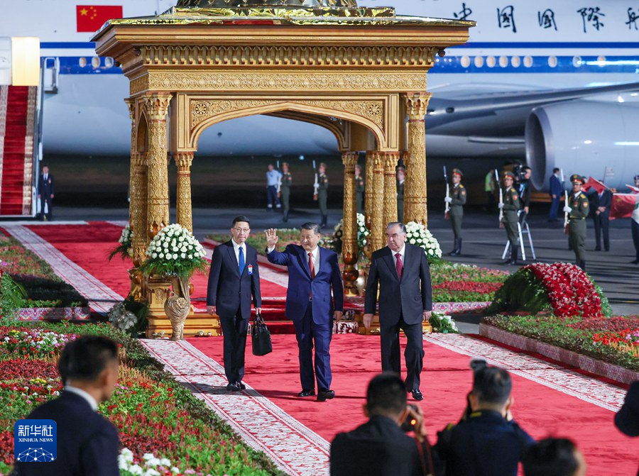 当地时间7月4日晚，国家主席习近平乘专机抵达杜尚别，应塔吉克斯坦共和国总统拉赫蒙邀请，对塔吉克斯坦进行国事访问。拉赫蒙在机场为习近平举行盛大隆重的迎宾仪式。新华社记者 刘彬 摄