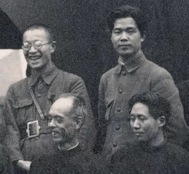 1927年3月,中国国民党在武汉举行二届三中全会。在中国共产党和国民党左派的共同努力下,会议通过了20多项重要决议,旨在防止个人独裁和军事专制。图为与会者合影中的毛泽东(前右)、彭泽民(前左)、邓演达(后右)、恽代英(后左)。