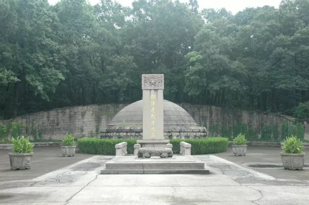 1957年冬,在中国共产党和人民政府的关怀帮助下,邓演达遗骸从南京麒麟门外小营岗迁葬于中山陵景区内灵谷寺旁。图为迁葬后的邓演达烈士墓,碑文由何香凝题写。