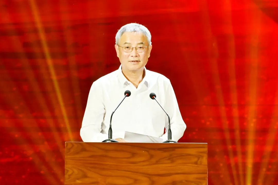 民进中央主席蔡达峰出席会议并讲话。