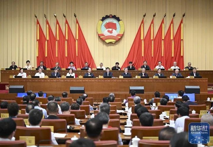 2024年6月4日上午，政协第十四届全国委员会常务委员会第七次会议在北京开幕，围绕“构建高水平社会主义市场经济体制”协商议政。中共中央政治局常委、全国政协主席王沪宁主持开幕会。新华社记者 燕雁 摄
