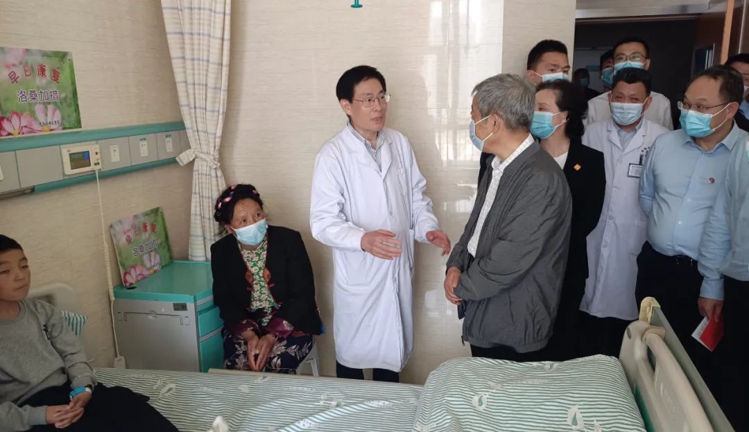 2023年4月20日，全国政协教科卫体委员会调研组，围绕“促进优质医疗资源扩容和区域均衡布局”赴安徽开展专题调研。图为调研组在安徽医科大学第一附属医院（北京安贞医院安徽医院）调研国家区域医疗中心建设和发展情况。（张斌 摄）
