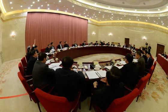 全国政协双周协商座谈会会场资料图。（来源：中国政协网、人民政协网）