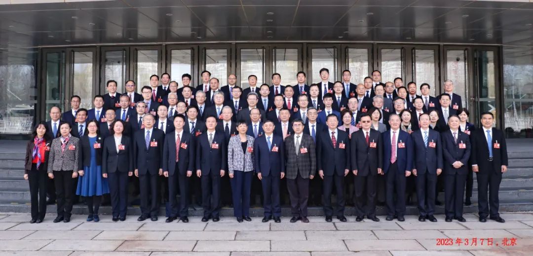2023年3月7日，全国政协“环境资源界”委员合影。（全国政协人口资源环境委员会办公室供图）