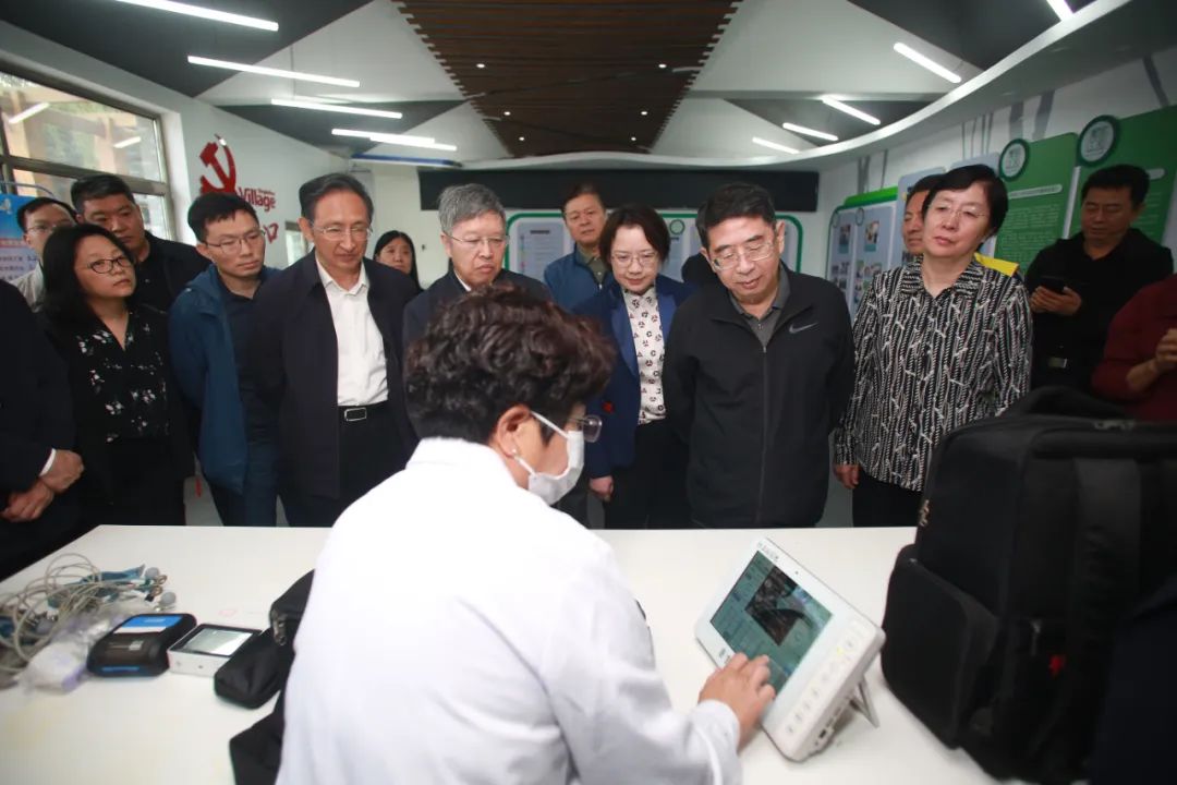 2023年9月26日，全国政协提案委员会与农工党中央到北京市门头沟区青白口村联合开展委员履职“服务为民”活动，调研青白口村远程医疗设备使用情况，并现场观看了远程医疗系统演示。（全国政协提案委员会办公室供图）