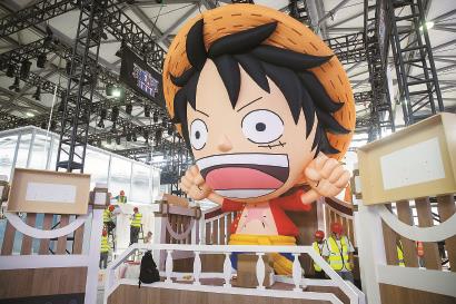 昨天,新国际博览中心ChinaJoy展会现场,工人正在加班加点进行布展。 记者 赖鑫琳 摄