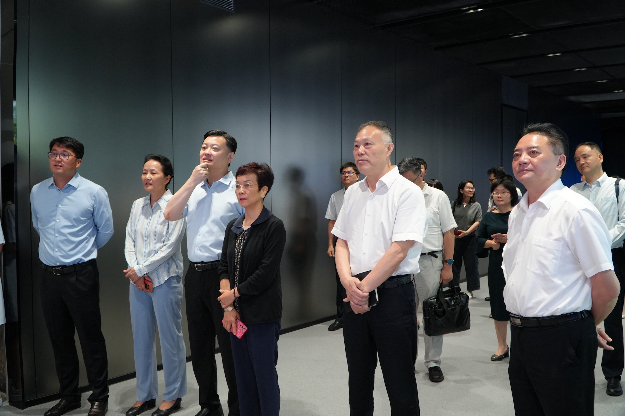 参观青浦区华新镇产业展示馆