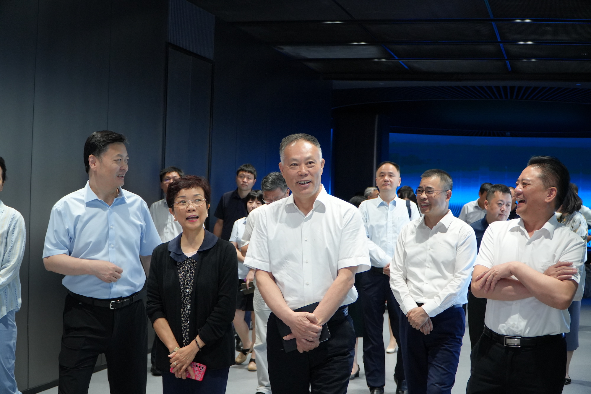 参观青浦区华新镇产业展示馆