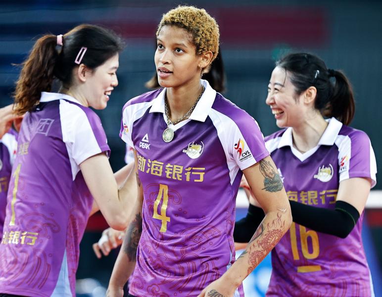 新华社照片,江门(广东),2022年1月5日 (体育)(13)排球——女排联赛:天津队夺冠 1月5日,天津渤海银行队球员巴尔加斯(前)在比赛中庆祝得分。 当日,在广东江门举行的2021-2022赛季中国女子排球超级联赛冠军争夺战第二场较量中,天津渤海银行队以3比0战胜江苏中天钢铁队,从而以2比0的总比分夺得冠军。 新华社记者 杨植森 摄