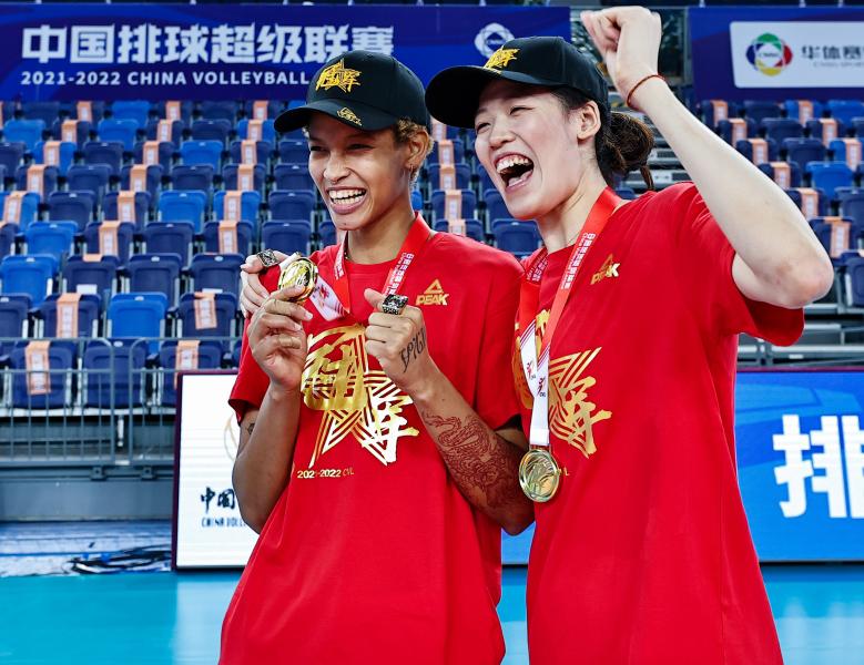 新华社照片,江门(广东),2022年1月5日 (体育)(12)排球——女排联赛:天津队夺冠 1月5日,天津渤海银行队球员李盈莹(右)、巴尔加斯在赛后庆祝夺冠。 当日,在广东江门举行的2021-2022赛季中国女子排球超级联赛冠军争夺战第二场较量中,天津渤海银行队以3比0战胜江苏中天钢铁队,从而以2比0的总比分夺得冠军。 新华社记者 杨植森 摄