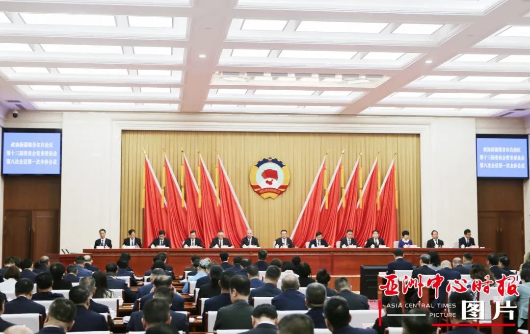 9月10日，自治区政协十三届常委会第八次会议在乌鲁木齐召开，自治区政协主席努尔兰·阿不都满金出席会议。本报见习记者 马小龙摄