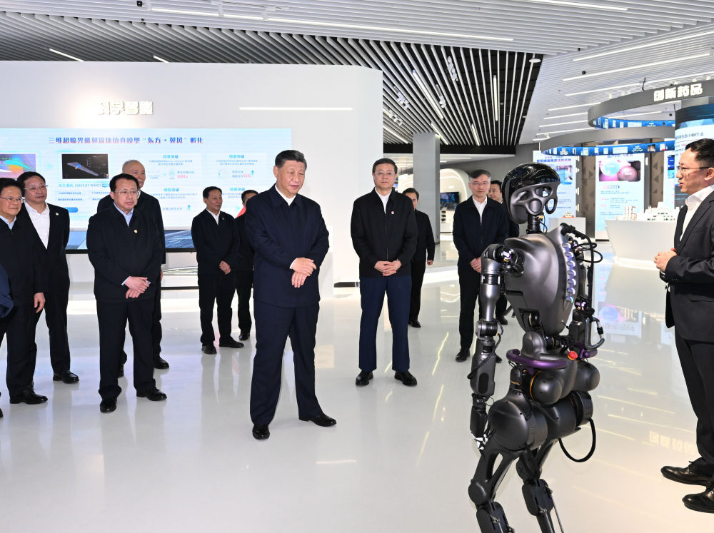 11月28日下午,习近平在浦东新区张江科学城参观上海科技创新成果展。 新华社记者 谢环驰 摄