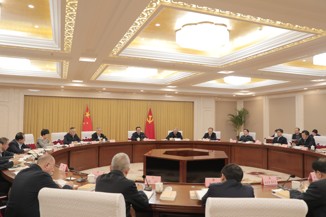 12月4日,自治区政协党组召开扩大会议,自治区政协党组书记、主席努尔兰·阿不都满金主持会议并讲话。郭冰摄