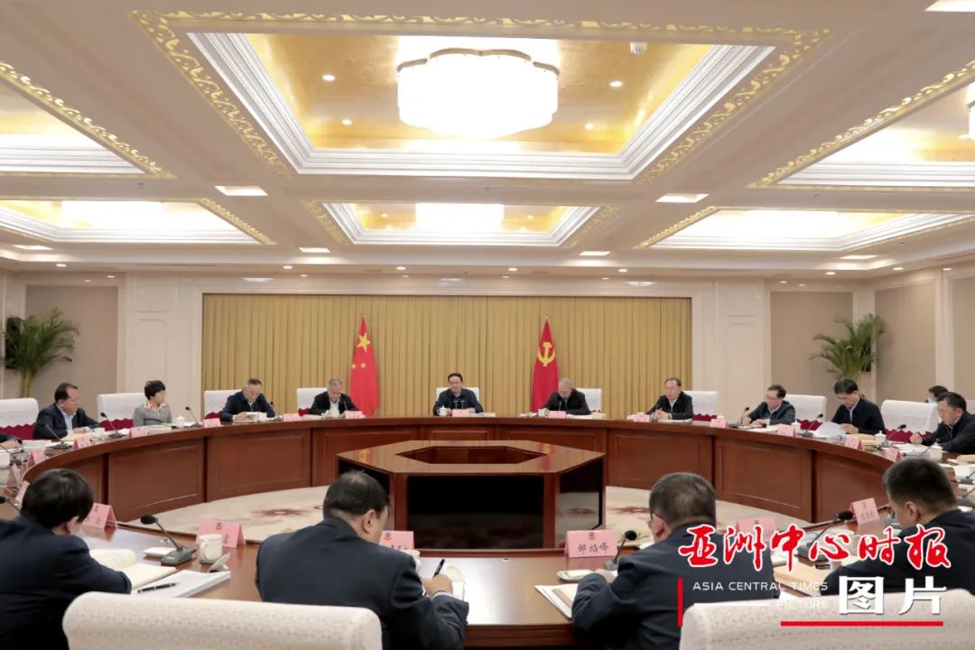 12月4日,自治区政协党组理论学习中心组举行专题学习会。自治区政协党组书记、主席努尔兰·阿不都满金主持集体学习。本报记者 郭冰摄